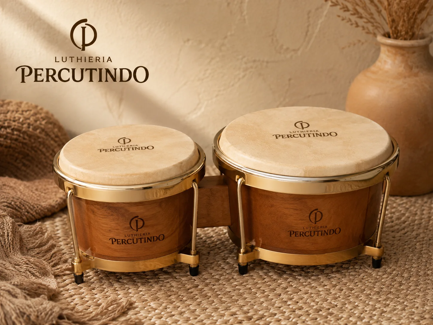 bongo drums sobre superfície rústica